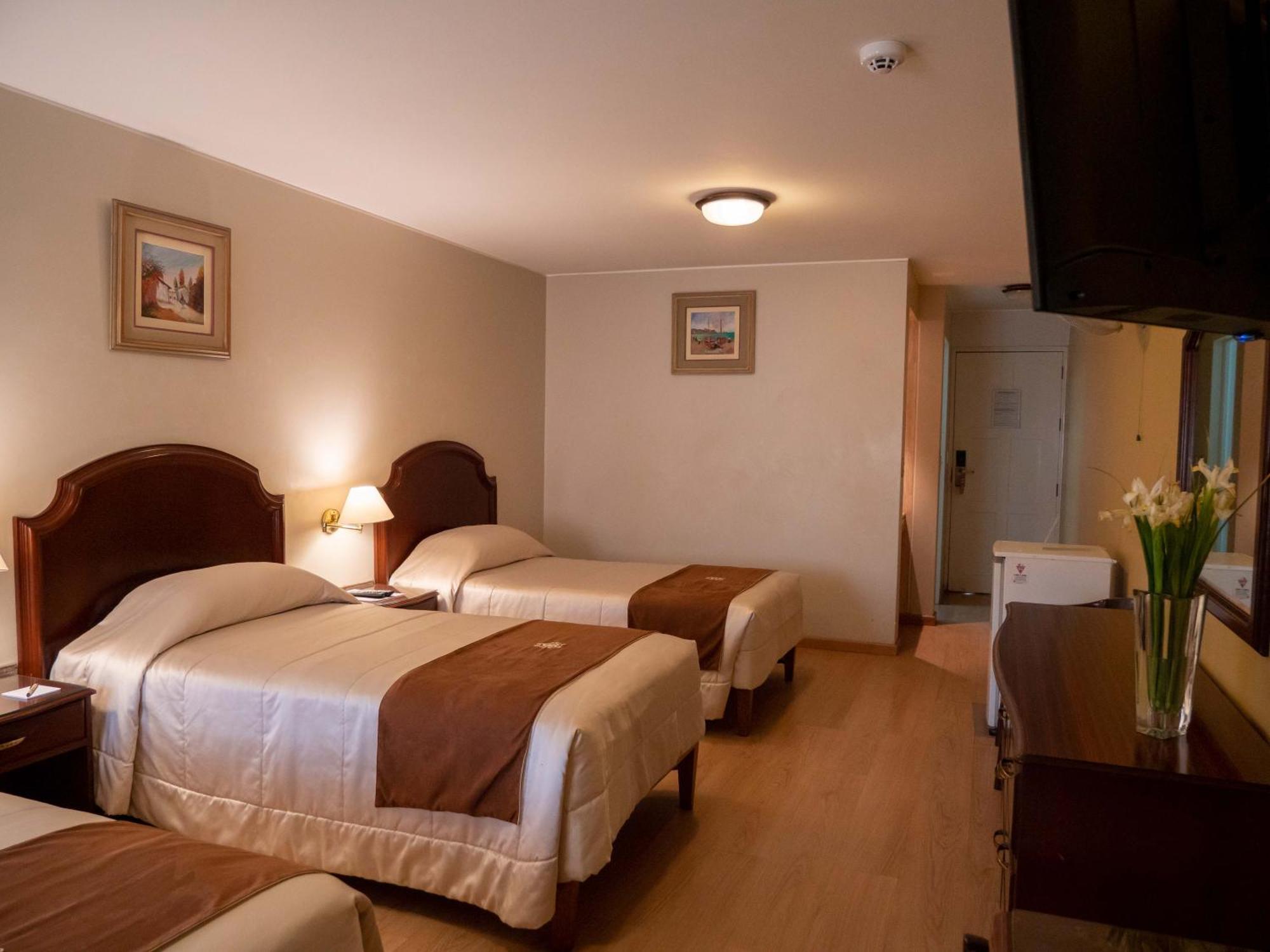 Hotel Britania San Borja リマ エクステリア 写真